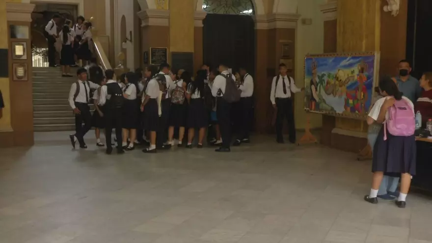 El Instituto Nacional reanuda clases este martes tras acuerdo entre comunidad educativa