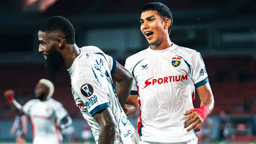 Everardo Rose (i) y Daivis Murillo (d) celebra durante el partido entre Plaza Amador y Xelajú en la Copa Centroamericana 2026