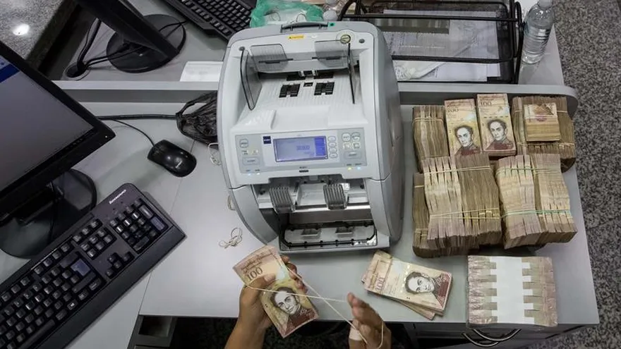 Trabajadoras de un banco cuentan billetes de 100 Bolívares en Caracas (Venezuela).
