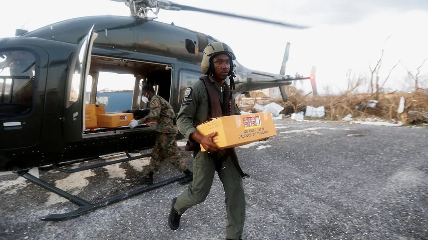 Aviones y helicopteros cargados de ayuda humanitaria llegan a Jamaica tras huracán Melissa