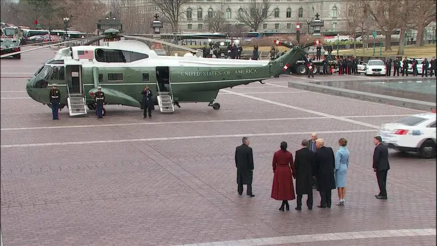 Obama deja Washington y promete estar con los estadounidenses.