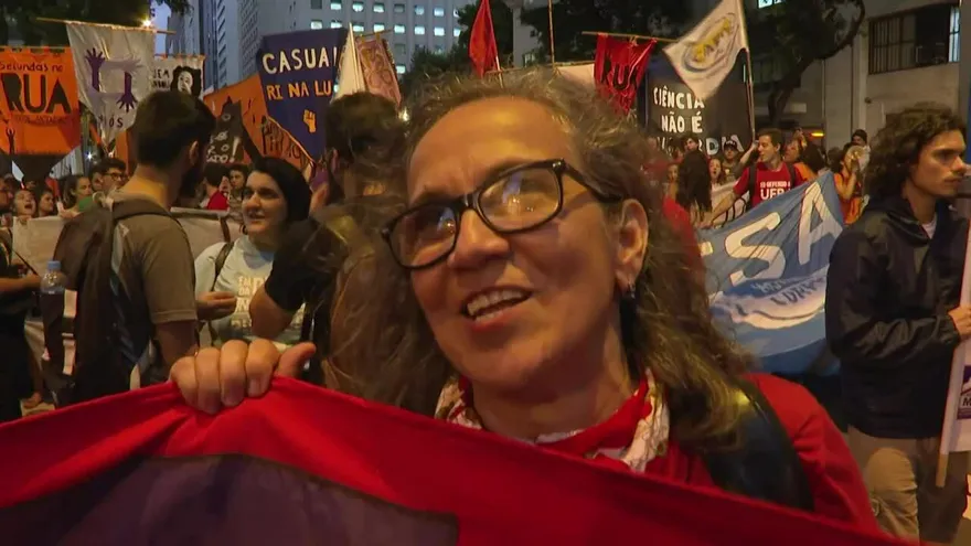 Brasileños protestan contra bloqueos de presupuesto en la educación