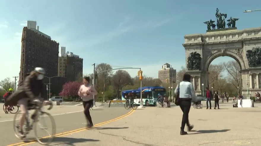 La epidemia decae en Nueva York y la polémica crece por el confinamiento en EEUU