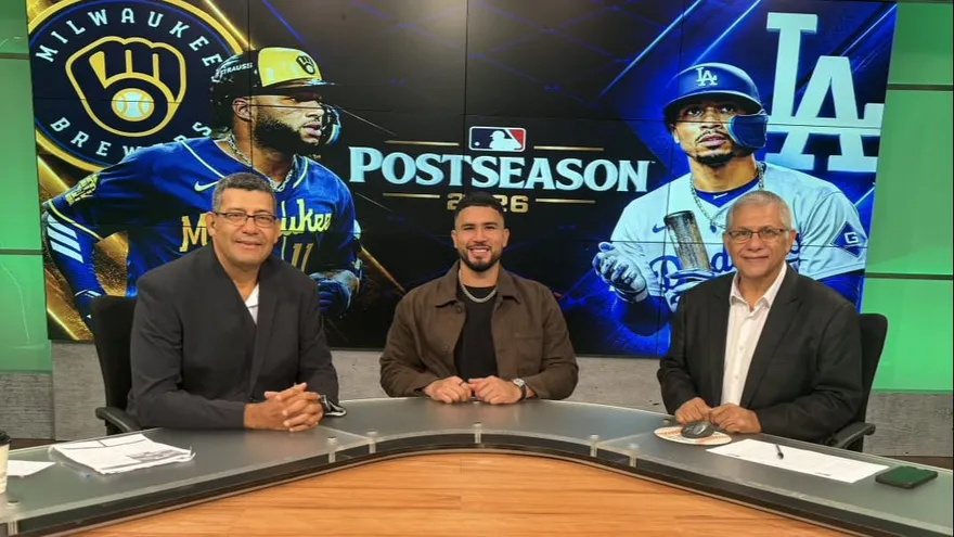 Iván Herrera (c) junto a Luis Molina (i) y David Salayandía (d) en la transmisión del cuarto partido de la Serie de Campeonato de la Liga Nacional entre los Cerveceros y los Dodgers