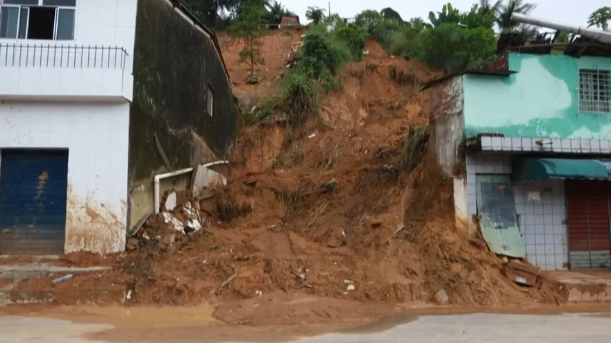 Lluvias torrenciales en el noreste de Brasil ya dejan más de 100 muertos.