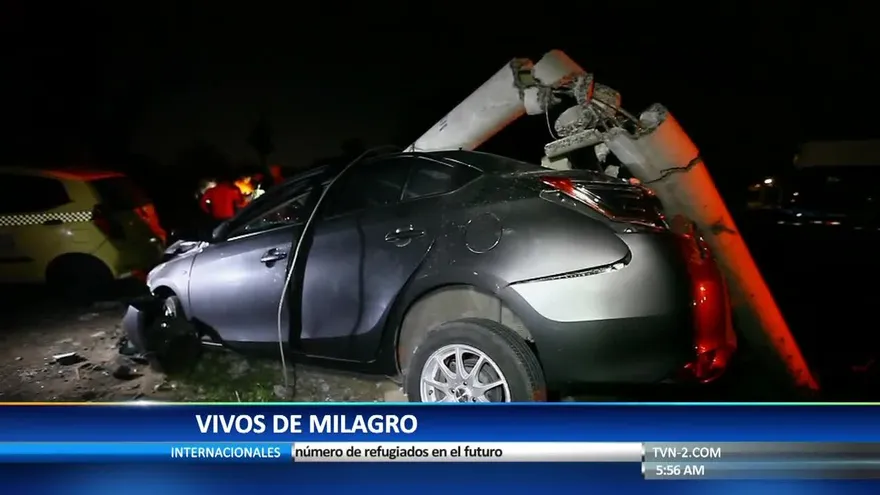 Vivos de milagro tras chocar con un poste del tendido eléctrico