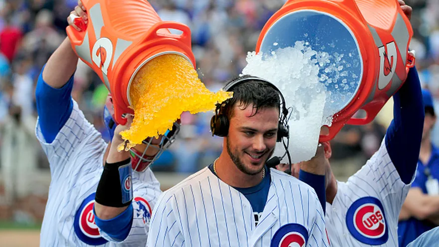 Kris Bryant recibe el baño de la victoria