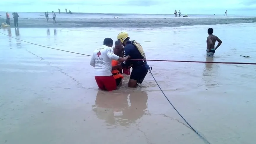 Rescatan a 40 personas en Río Corona