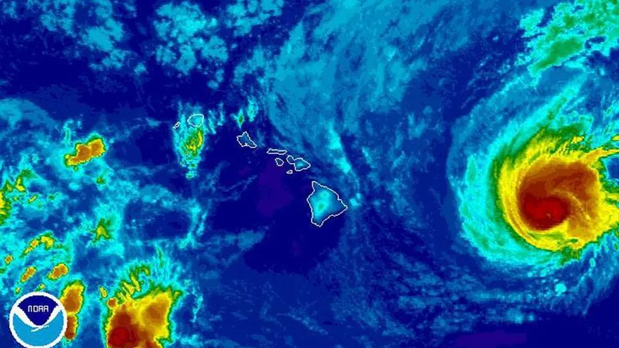 Imagen divulgada por la Administración Nacional de Océanos y Atmósfera (NOAA) este martes 30 de agosto que muestra al huracán Madeline, de categoría 3, amenazando al archipiélago de Hawai.