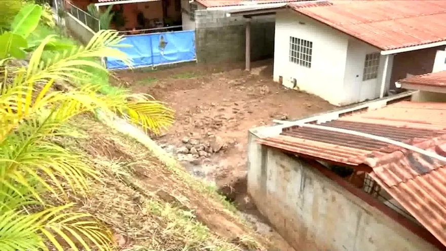 Familias en Brisas del Golf temen quedar sepultados por los deslizamientos de tierra