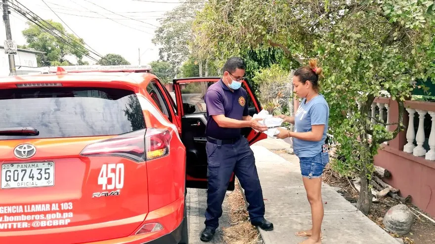 Bomberos apoyan a la CSS con entrega de medicamentos a pacientes crónicos en La Chorrera