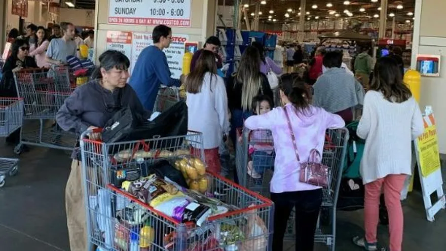 Segunda muerte por coronavirus en EEUU, donde se agudiza el debate político. Foto/AFP