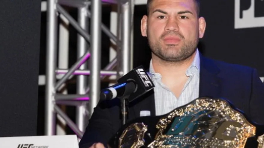 Caín Velásquez fuera del octágono por lesión en la rodilla