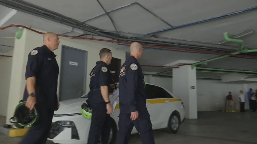 Especialistas del Comando Sur de los Estados Unidos, inspeccionan el edificio de la Asamblea Nacional.