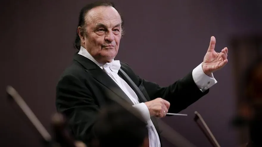 El director artístico de la Orquesta Filarmónica de Londres (RPO), Charles Dutoit, ha sido acusado de cometer durante un periodo de quince años abusos sexuales contra cuatro mujeres músicas, confirmó hoy la prestigiosa institución, que ha prescindido de su colaboración.
