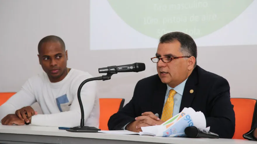 El presidente del Comité Olímpico de Panamá  Camilo Amado presenta informe en conferencia de prensa.