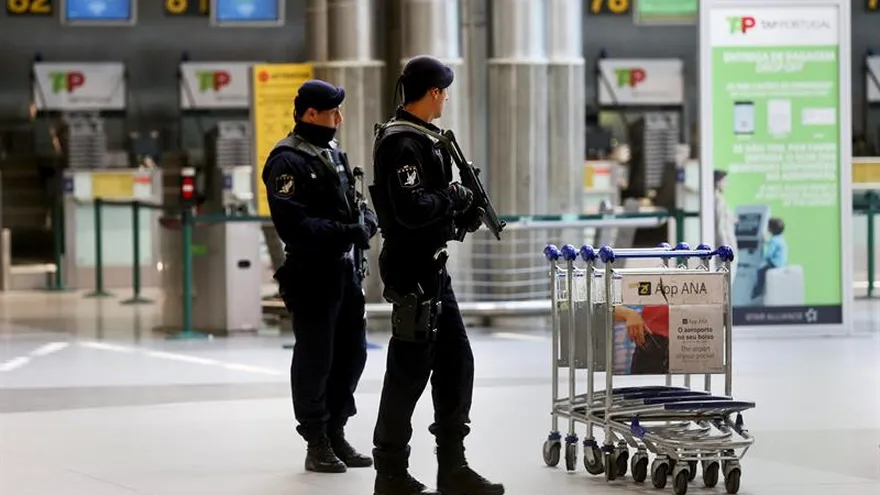 Varios miembros de la policía militar portuguesa en la zona de facturación del Aeropuerto Internacional de Lisboa (Portugal).