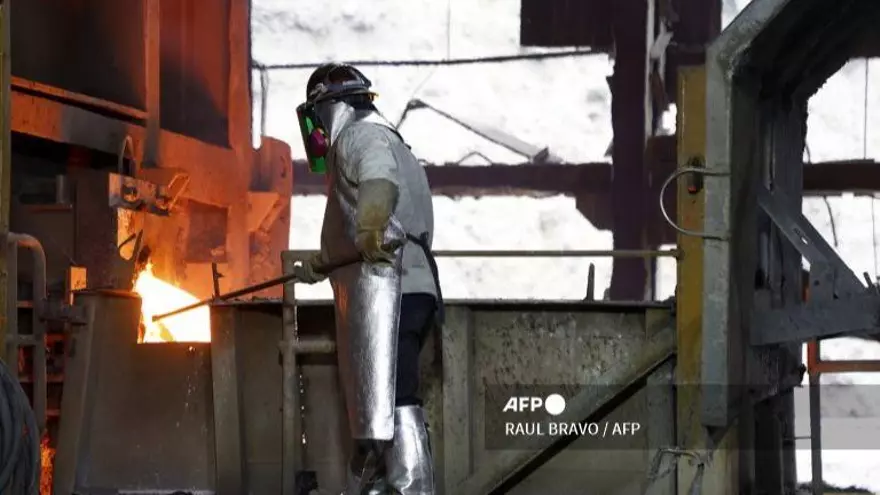 Un hombre trabaja con cobre en la mina El Teniente, la mina subterránea de cobre más grande del mundo en Machalí, cerca de Rancagua, Chile, el 2 de abril de 2025. Al menos un trabajador murió y otros cinco estaban desaparecidos después del colapso de la mina de cobre, dijo el operador estatal Codelco.