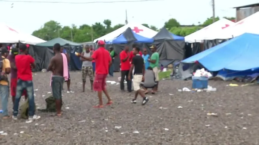 Migrantes conviven entre la basura