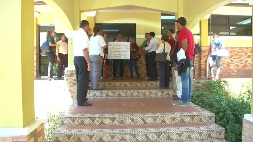 Docentes pasan páramos por el no pago de sus salarios