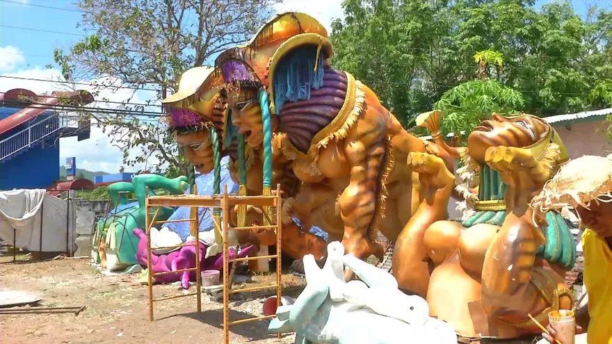 Preparación de los carros alegóricos en el carnaval de Capira