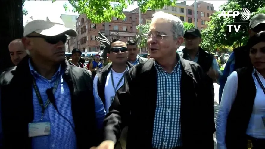 Uribe recoge firmas contra acuerdo de paz con FARC