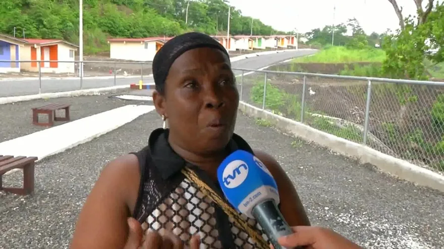 Residentes de Curundú piden a Miviot fecha para entrega de sus casas