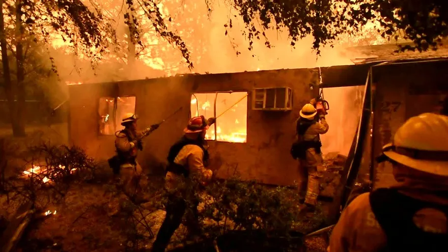 Viento da alas a incendios de California que dejan nueve muertos