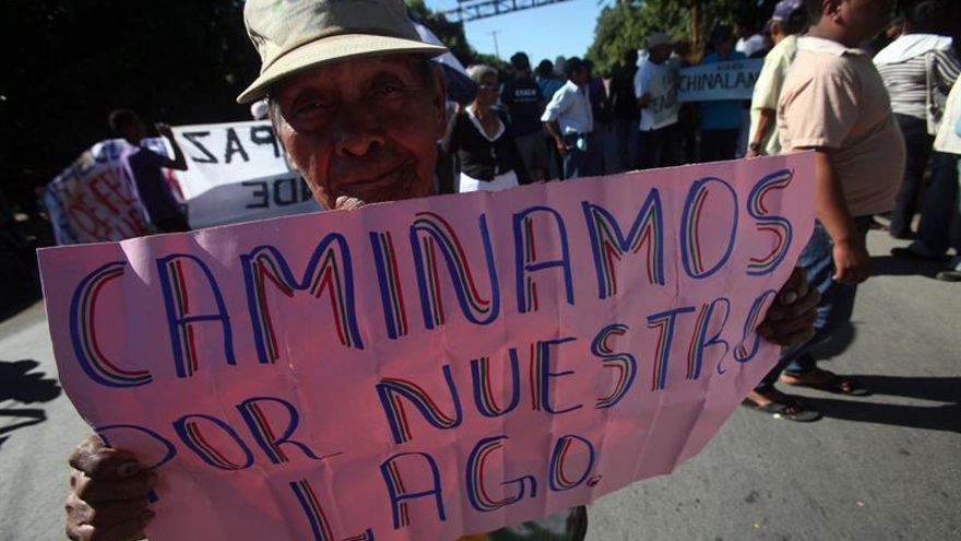Un grupo de manifestantes nicaragüenses con pancartas participa en una protesta en contra de la construcción del canal interoceánico.