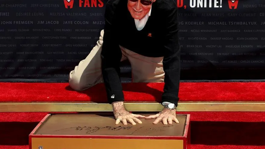 El creador de cómics estadounidense Stan Lee durante una ceremonia en su honor en el patio del Teatro Chino TCL IMAX.