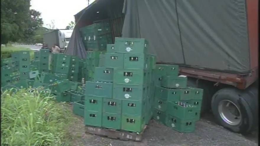 Cientos de cervezas quedan regadas en carretera hacia Chiriquí