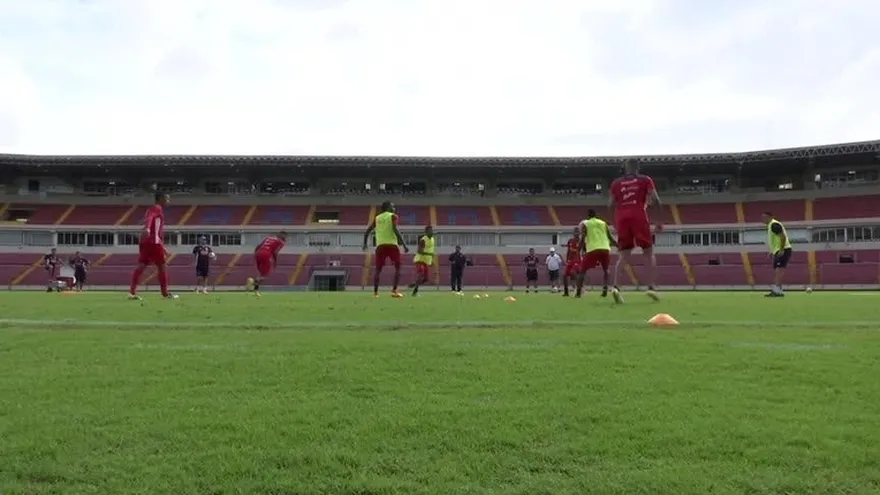 Futbolistas serán abanderados de los desfiles patrios