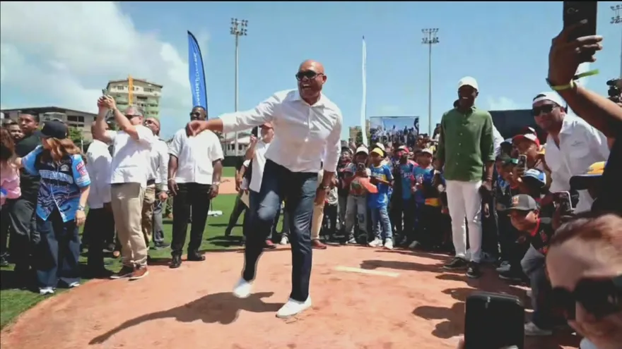 Mariano Rivera inaugura el estadio Roberto Mariano Bula con el lanzamiento de honor