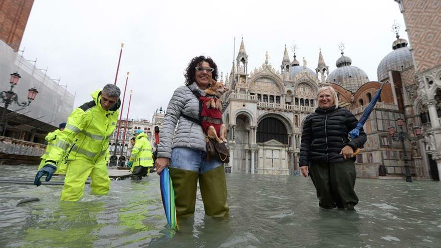 El agua empieza a descender en Venecia tras un nuevo día de inundaciones