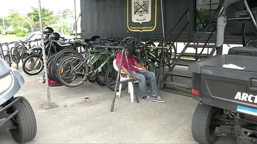 Retienen a hombre robando en la Cinta Costera