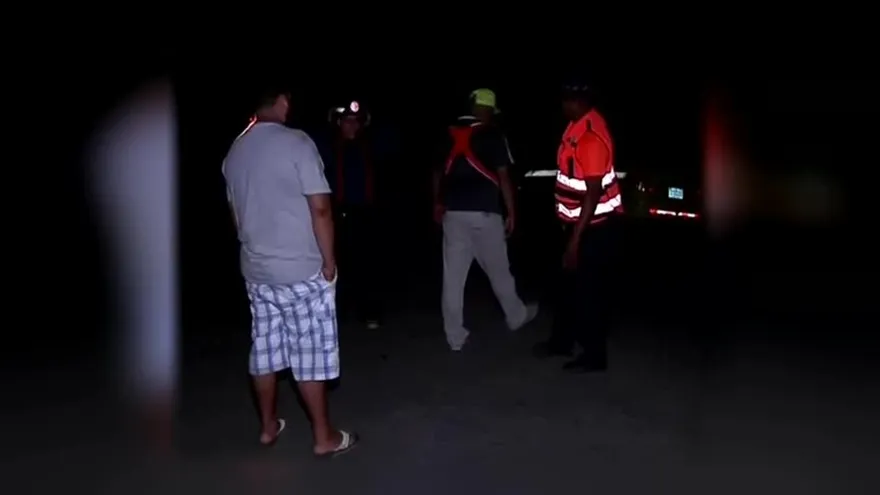 Cable del tendido eléctrico caen sobre vehículos en Bocas del Toro