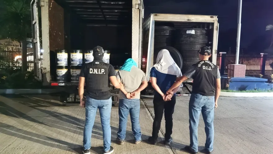 Las autoridades aprehendieron a dos personas y recuperaron 60 neumáticos, más de 30 tanques de aceite y varios galones adicionales de aceite automotriz