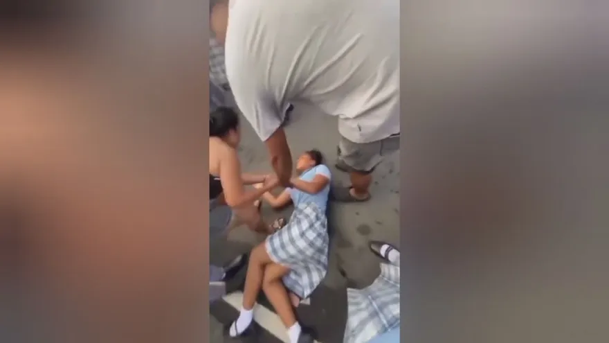 Riña fuera de plantel deja a estudiante bajo observación médica