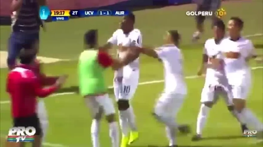 Ricardo Buitrago, anotó en Perú