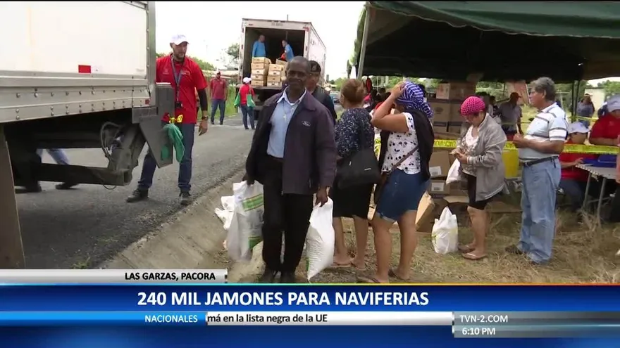 Residentes de Las Garzas hacen largas filas esperando un jamón