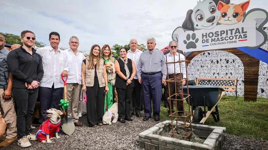 Primera palada del Hospital de Mascotas.