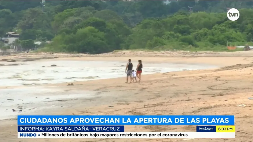 Personas acuden a la playa de Veracruz