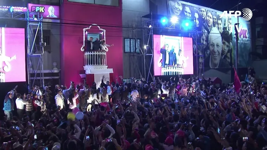 Con 51,7% del escrutinio oficial, Kuczynski aventaja a Fujimori