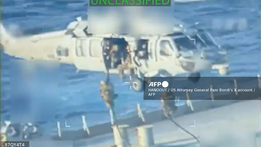 Momento en que soldados de Estados Unidos realización la incautación  del buque petrolero frente a las costas de Venezuela