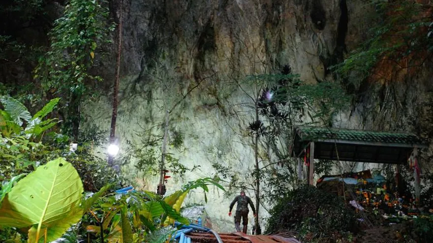 Funcionarios y miembros de las fuerzas militares tailandesas participan en la operación de búsqueda y rescate de un equipo de fútbol desaparecido en la cueva Tham Luang, en el Parque Forestal Tham Luang Khun Nam Nang Noon, en la provincia de Chiang Rai, (Tailandia).