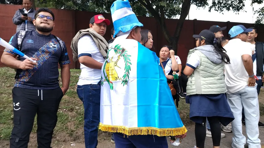 Fanáticos de Guatemala esperan a las afueras del Estadio El Trébol antes del partido contra Panamá