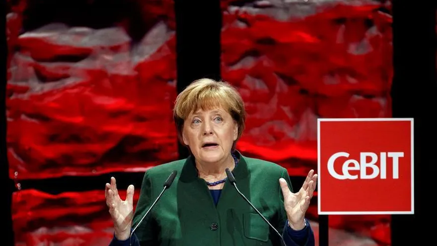 La canciller alemana, Angela Merkel, habla a los participantes en el evento de inauguración de la "Welcome Night" en la feria informática CeBIT de Hannover, en el norte de Alemania.