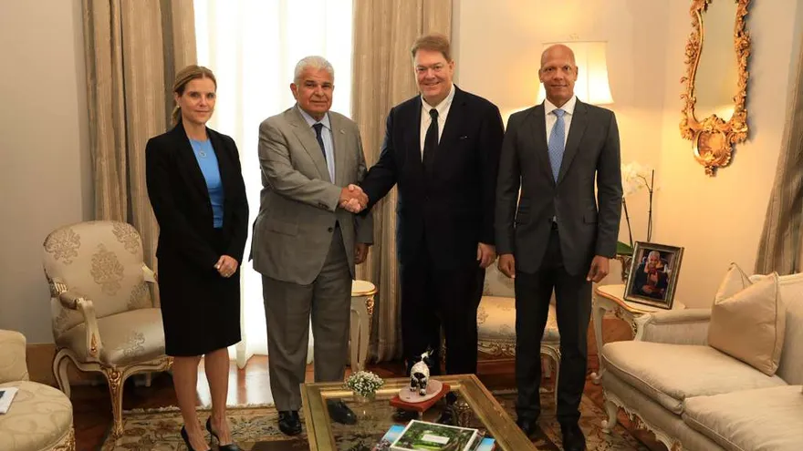 El presdiente de la República, José Raúl Mulino y jefe global de banca corporativa del Citibank, Jason Rekate.