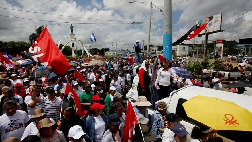 Simpatizantes del Gobierno de Daniel Ortega y el FSLN marchan desde la Rotonda Universitaria hacia la Rotonda Hugo Chávez hoy, sábado 28 de julio de 2018, en Managua (Nicaragua).