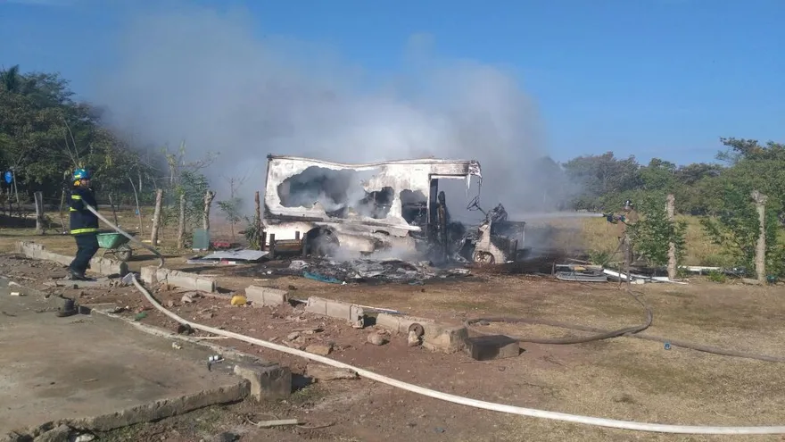 Auto se incendia en su totalidad en Aguadulce